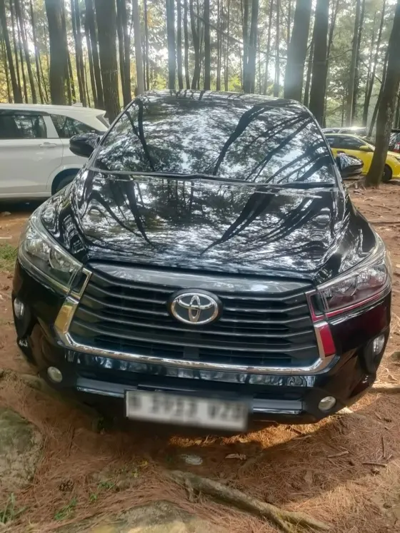 Innova Reborn hitam di wisata hutan pinus
