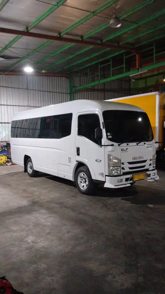 Isuzu ELF microbus putih