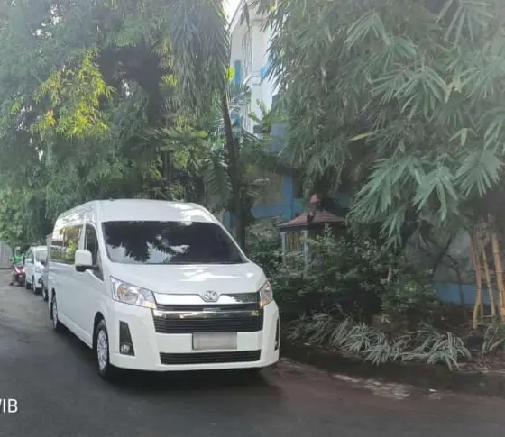 Toyota Hiace Premio putih