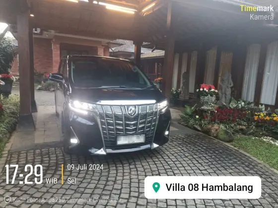 Toyota Alphard hitam di Villa Hambalang, Bogor