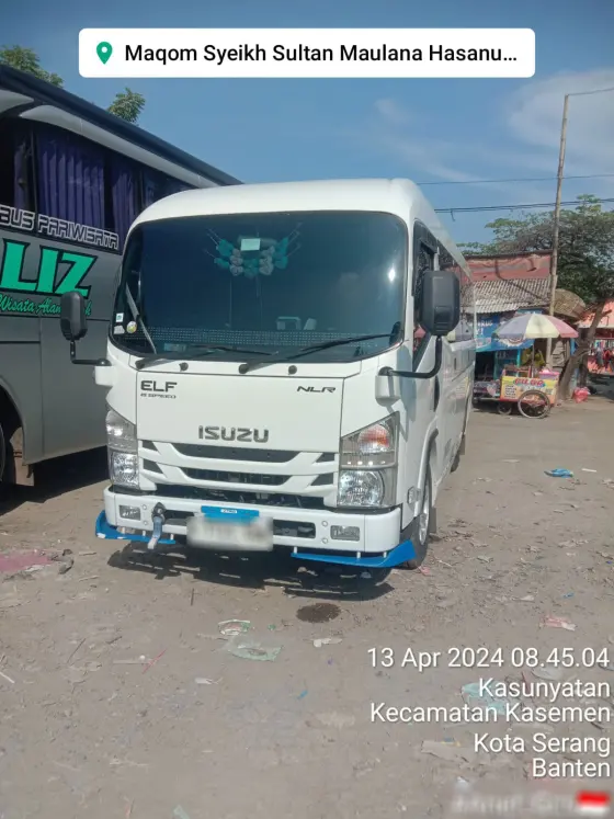 Isuzu ELF rombongan ziarah ke Makam Sultan Maulana Hasanuddin, Banten